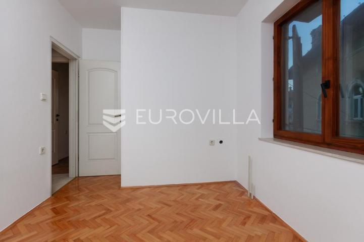 Lovran, centar, četverosoban stan od 109 m², pogled na more, 20 m od plaže