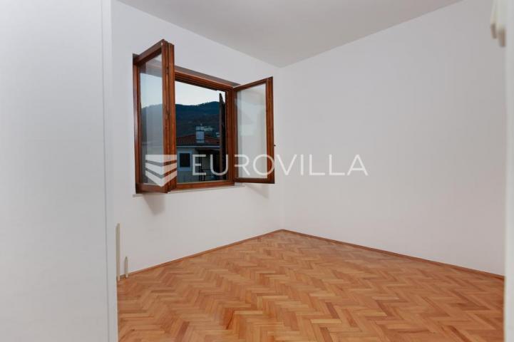 Lovran, centar, četverosoban stan od 109 m², pogled na more, 20 m od plaže