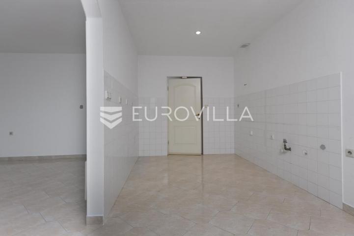 Lovran, centar, četverosoban stan od 109 m², pogled na more, 20 m od plaže