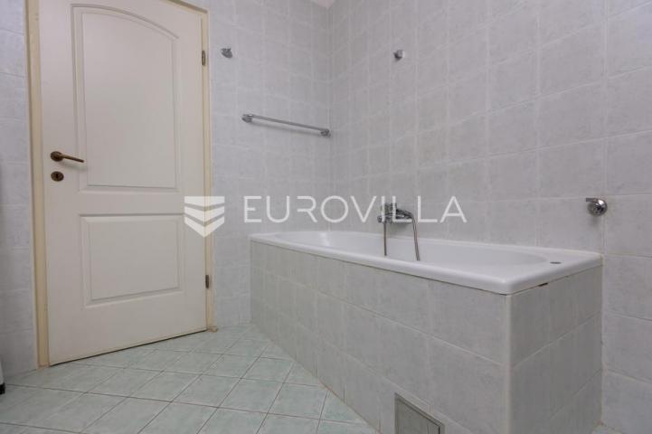 Lovran, centar, četverosoban stan od 109 m², pogled na more, 20 m od plaže