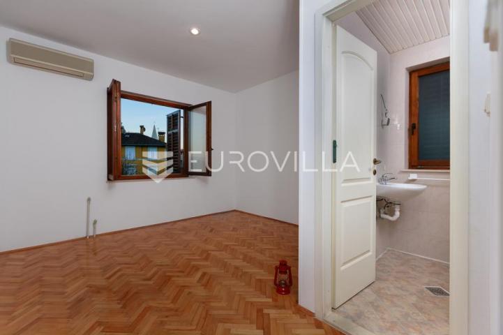 Lovran, centar, četverosoban stan od 109 m², pogled na more, 20 m od plaže
