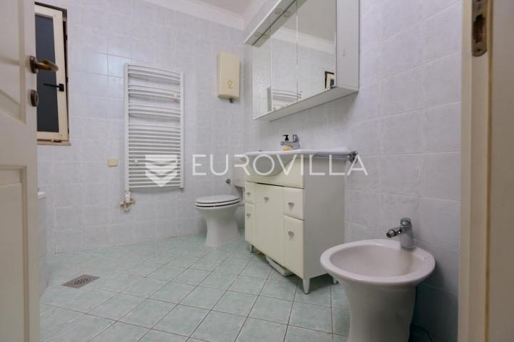 Lovran, centar, četverosoban stan od 109 m², pogled na more, 20 m od plaže