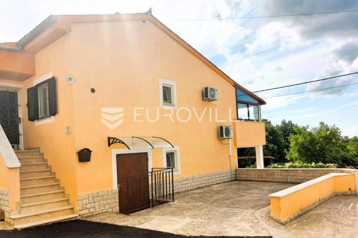 Istra, Motovun, prekrasna kuća sa dva stana i konobom