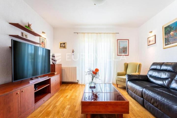 Čiovo, Slatine, kuća s bazenom za dugoročan najam
