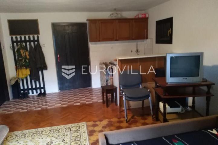 Slunj, Veljun, kuća 120 m² do rijeke Korane
