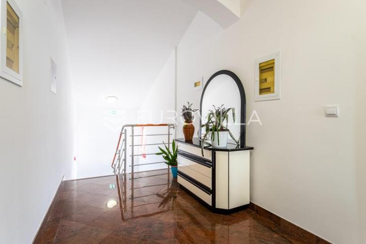 Primošten, prekrasna villa sa velikim bazenom