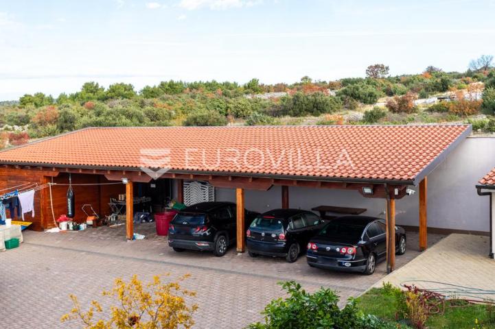 Primošten, prekrasna villa sa velikim bazenom