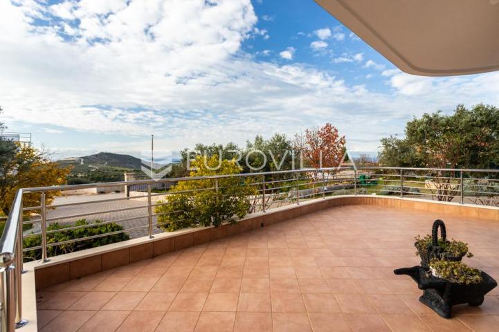Primošten, prekrasna villa sa velikim bazenom
