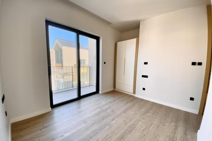 PRODAJ SE MODERAN DVOSOBAN BOKA PLACE U TIVTU