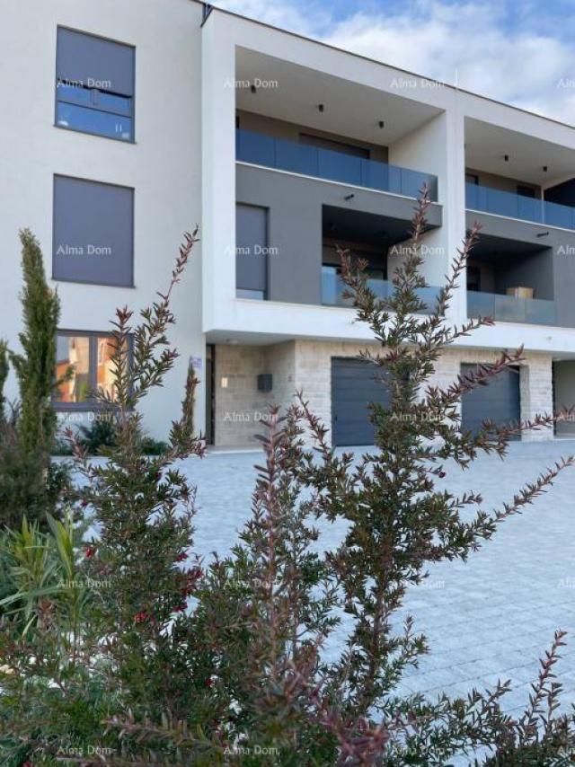 Stan Novogradnja! Prodaje se stan s dvije spavaće sobe i dva parkirna mjesta, Pula, Valdebek