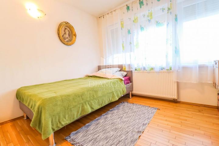 Zagreb, Stenjevec! Funkcionalan trosobni stan s dvije lođe!