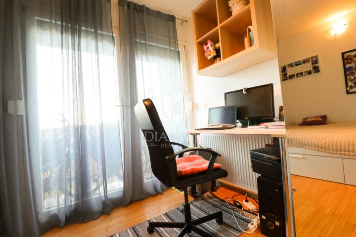 Zagreb, Stenjevec! Funkcionalan trosobni stan s dvije lođe!