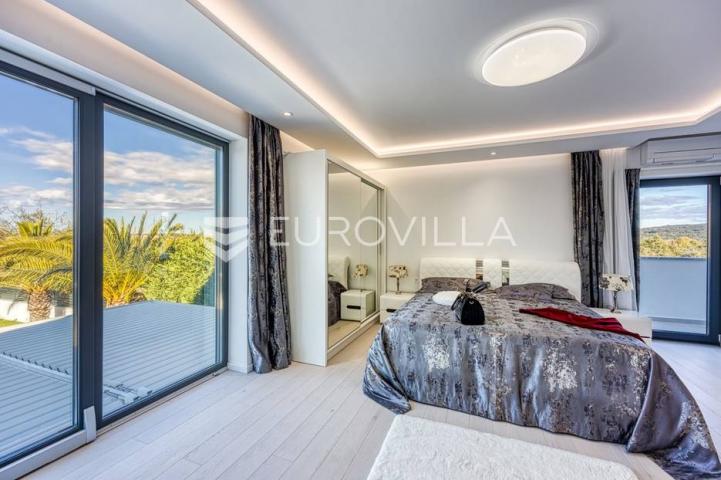 Rovinj, impresivna obiteljska vila s bazenom smještena na mirnoj lokaciji