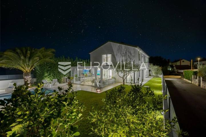 Rovinj, impresivna obiteljska vila s bazenom smještena na mirnoj lokaciji