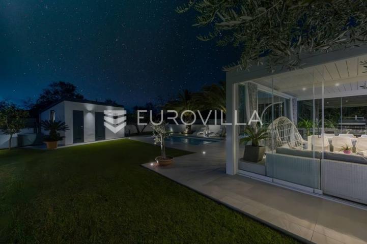 Rovinj, impresivna obiteljska vila s bazenom smještena na mirnoj lokaciji
