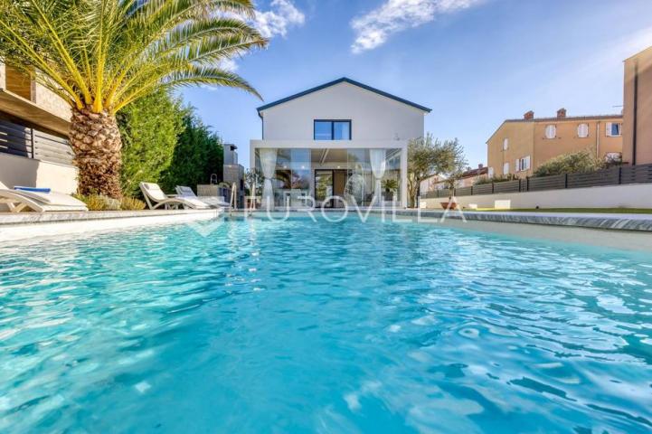 Rovinj, impresivna obiteljska vila s bazenom smještena na mirnoj lokaciji