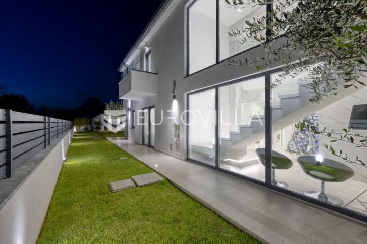 Rovinj, impresivna obiteljska vila s bazenom smještena na mirnoj lokaciji