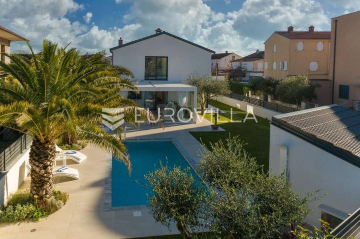Rovinj, impresivna obiteljska vila s bazenom smještena na mirnoj lokaciji