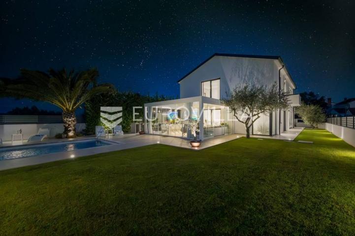 Rovinj, impresivna obiteljska vila s bazenom smještena na mirnoj lokaciji