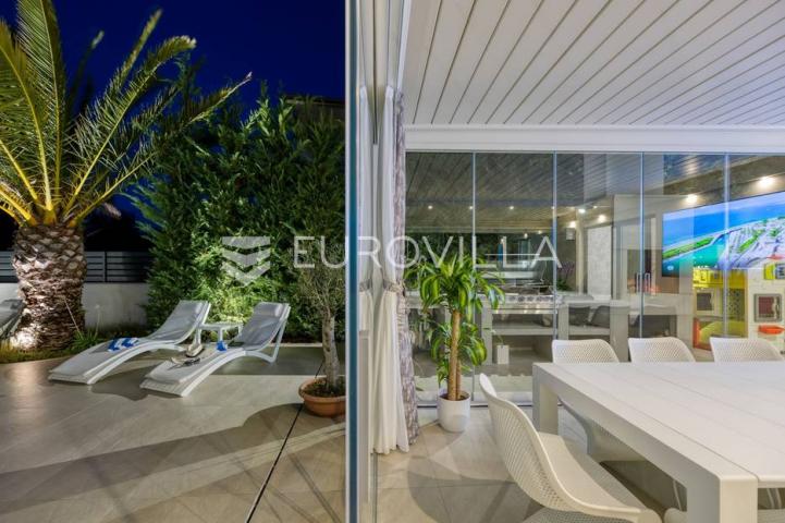 Rovinj, impresivna obiteljska vila s bazenom smještena na mirnoj lokaciji