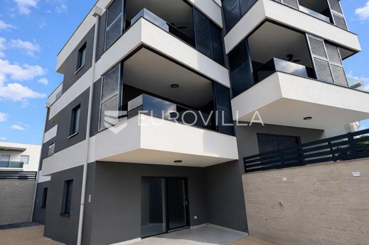 Pag, Šimuni, dvosoban apartman s vrtom 120 m od mora