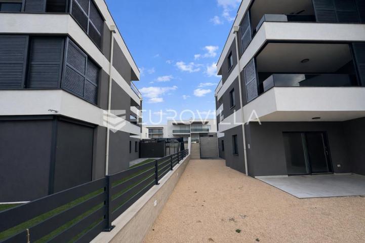 Pag, Šimuni, dvosoban apartman s vrtom 120 m od mora
