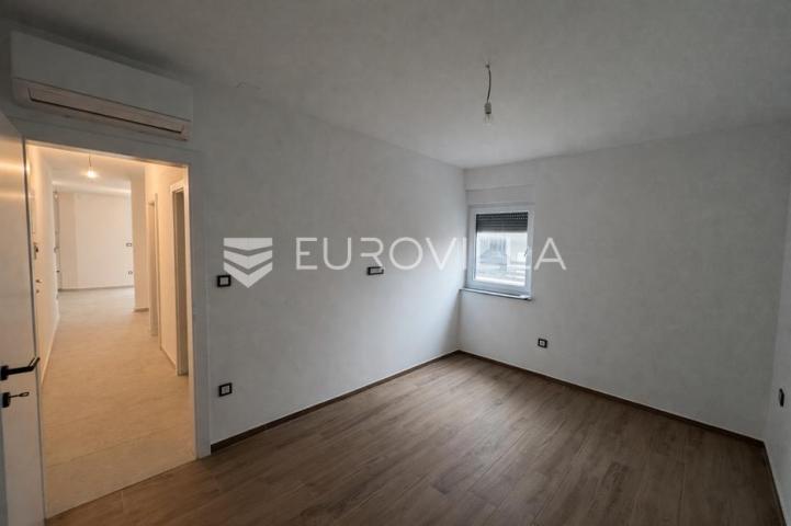 Pag, Šimuni, dvosoban apartman s vrtom 120 m od mora