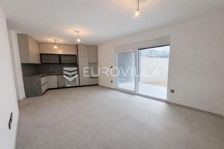 Pag, Šimuni, dvosoban apartman s vrtom 120 m od mora