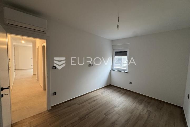 Pag, Šimuni, dvosoban apartman s vrtom 120 m od mora