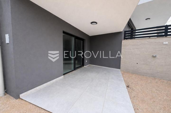 Pag, Šimuni, dvosoban apartman s vrtom 120 m od mora