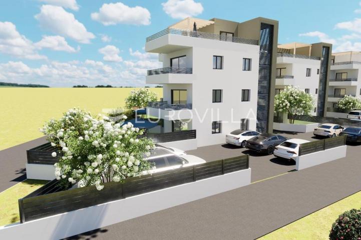 Trogir, dvosoban stan na prvom katu s balkonom