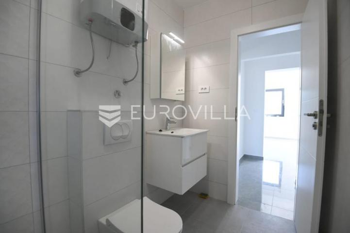 Zadar, Zaton, trosoban stan s krovnom terasom, 50 m od mora