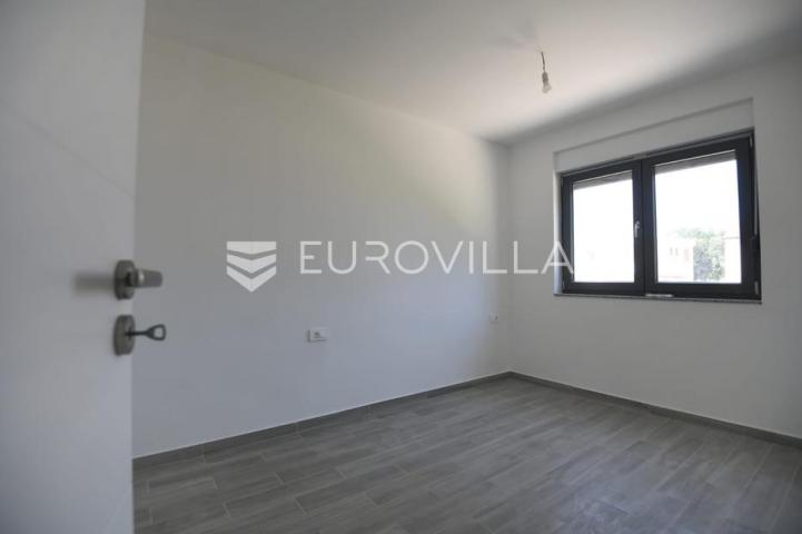 Zadar, Zaton, trosoban stan s krovnom terasom, 50 m od mora