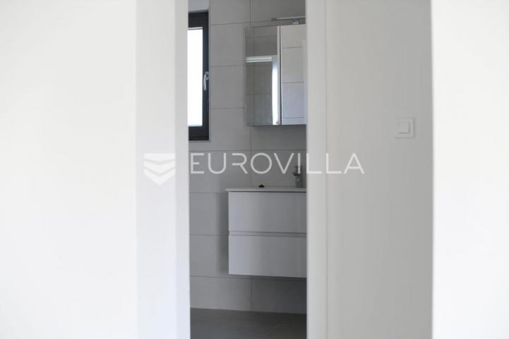 Zadar, Zaton, trosoban stan s krovnom terasom, 50 m od mora