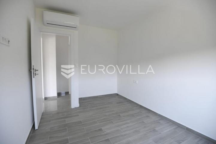 Zadar, Zaton, trosoban stan s krovnom terasom, 50 m od mora