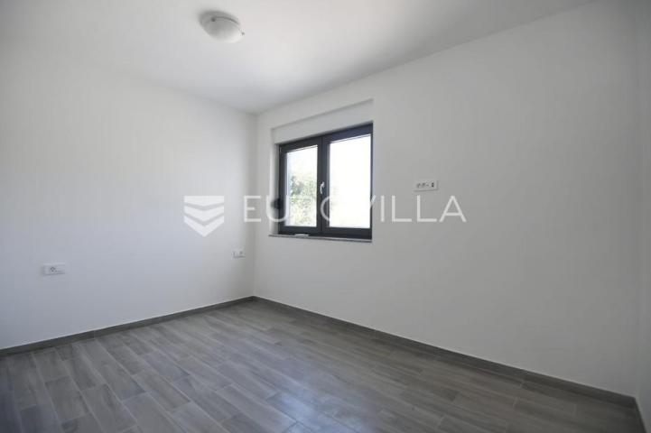 Zadar, Zaton, trosoban stan s krovnom terasom, 50 m od mora