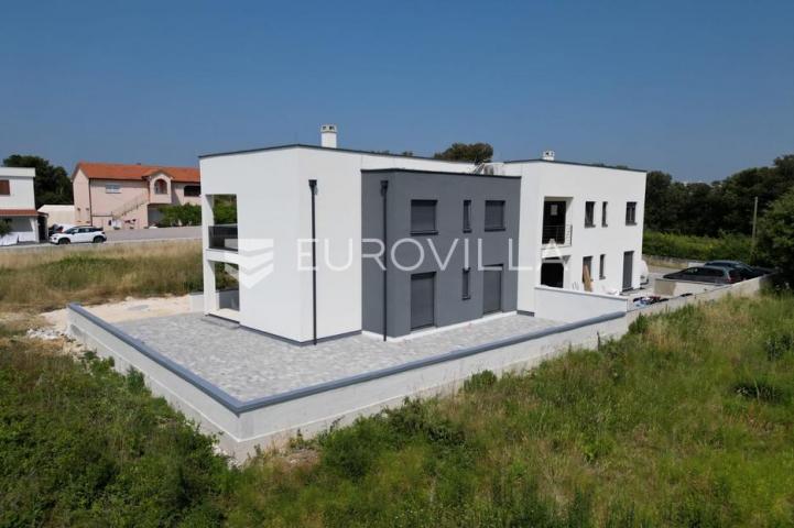 Zadar, Zaton, trosoban stan s krovnom terasom, 50 m od mora