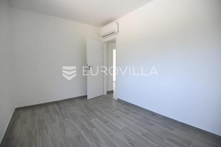 Zadar, Zaton, trosoban stan s krovnom terasom, 50 m od mora
