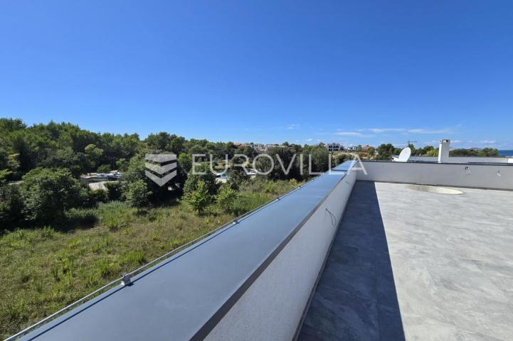 Zadar, Zaton, trosoban stan s krovnom terasom, 50 m od mora