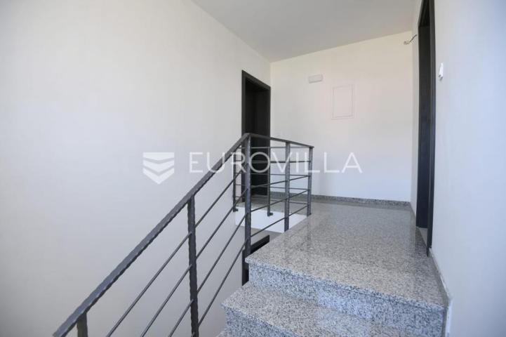 Zadar, Zaton, trosoban stan s krovnom terasom, 50 m od mora