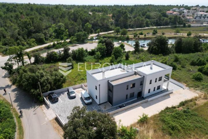 Zadar, Zaton, trosoban stan s krovnom terasom, 50 m od mora