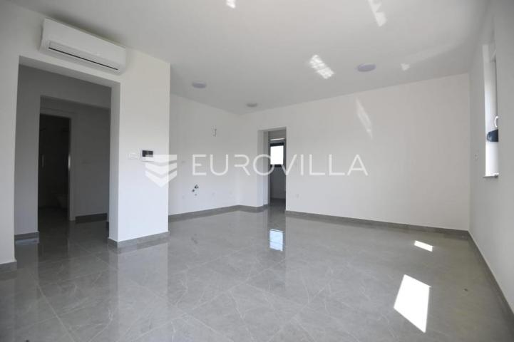Zadar, Zaton, trosoban stan s krovnom terasom, 50 m od mora