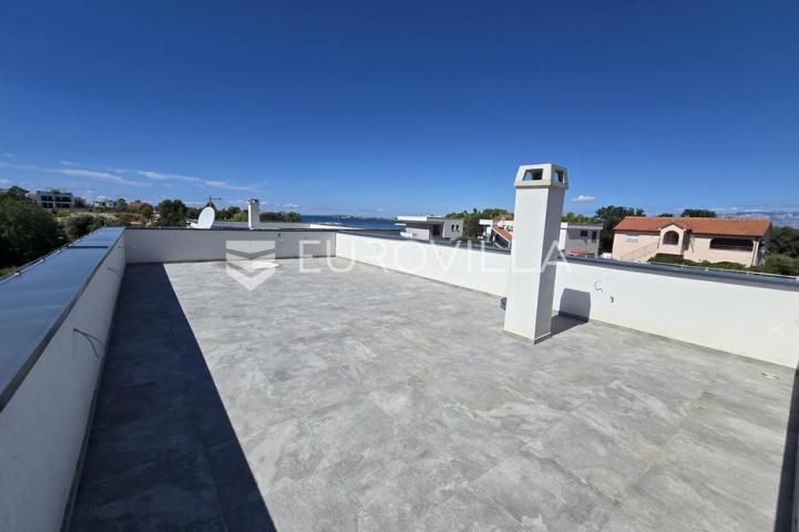 Zadar, Zaton, trosoban stan s krovnom terasom, 50 m od mora