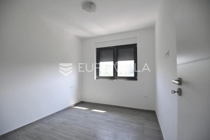 Zadar, Zaton, trosoban stan s krovnom terasom, 50 m od mora