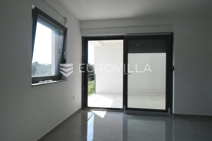 Zadar, Zaton, trosoban stan s krovnom terasom, 50 m od mora