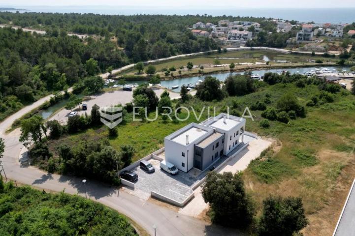 Zadar, Zaton, trosoban stan s krovnom terasom, 50 m od mora