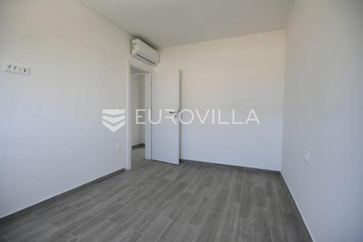 Zadar, Zaton, trosoban stan s krovnom terasom, 50 m od mora