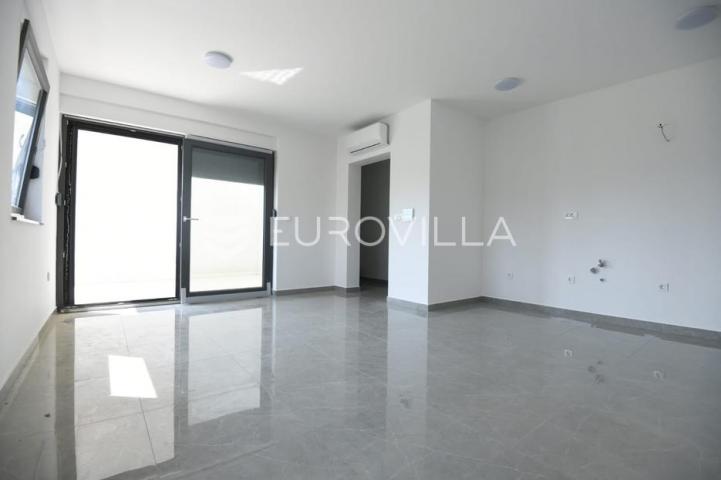 Zadar, Zaton, trosoban stan s krovnom terasom, 50 m od mora