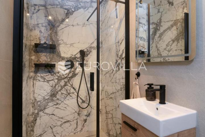 Trogir, Čiovo, luksuzan penthouse sa krovnom terasom i bazenom