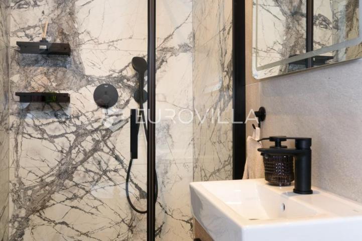 Trogir, Čiovo, luksuzan penthouse sa krovnom terasom i bazenom